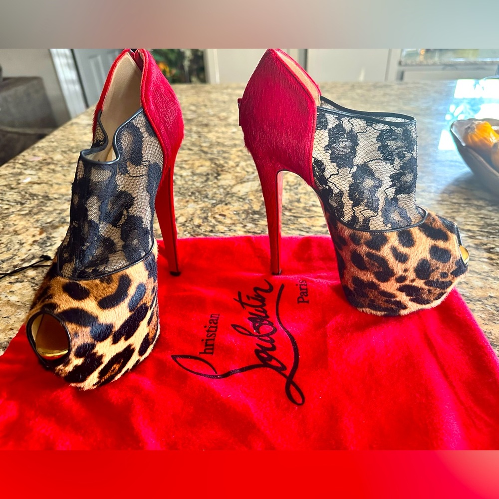 Christian Louboutin
Aeronotoc Platform stiletto bootie